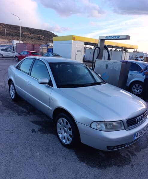 SE vende Audi A4 2.4 Gasolina, año 2000